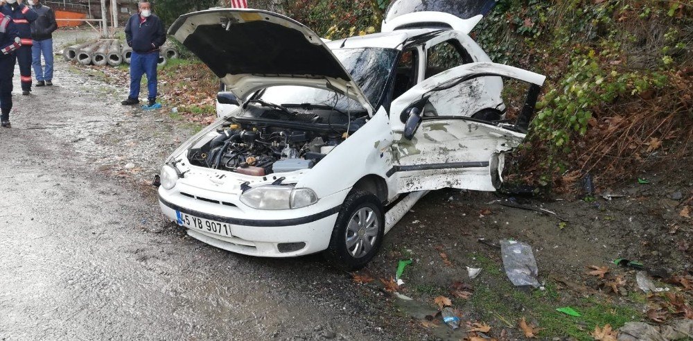 Kayganlaşan Yol Kaza Yaptırdı: 3 Yaralı