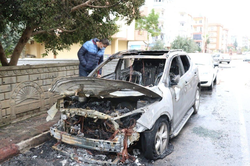 Antalya’da Öğretmeni Uykusundan Uyandıran Araç Yangını