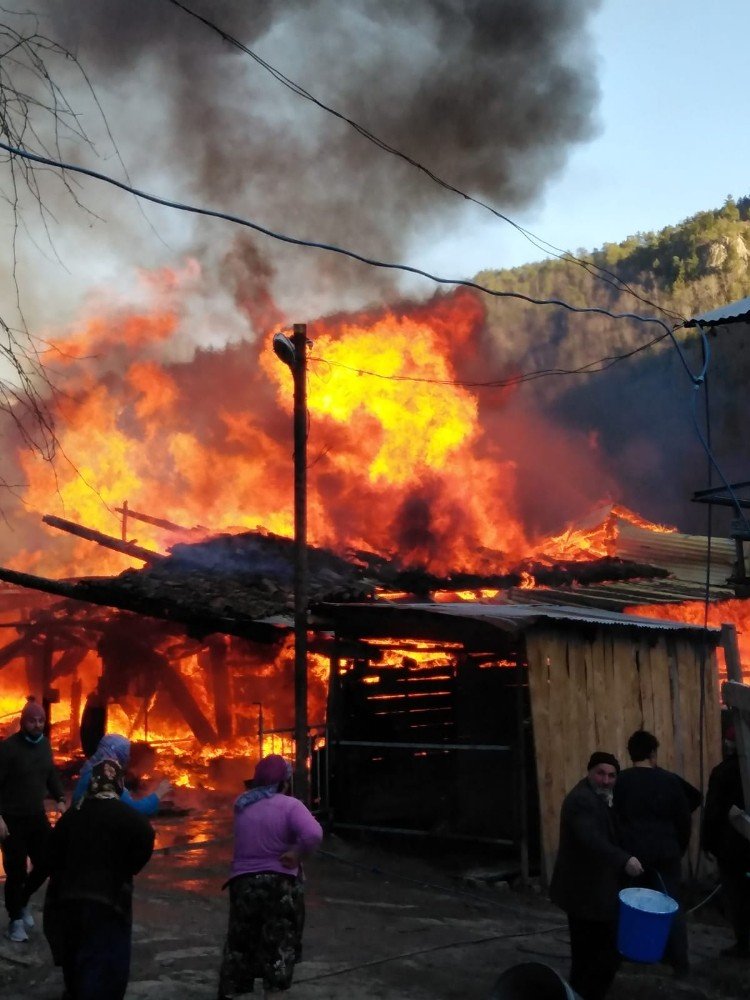 Artvin’de Kereste Atölyesinde Çıkan Yangında Korku Dolu Anlar Yaşandı