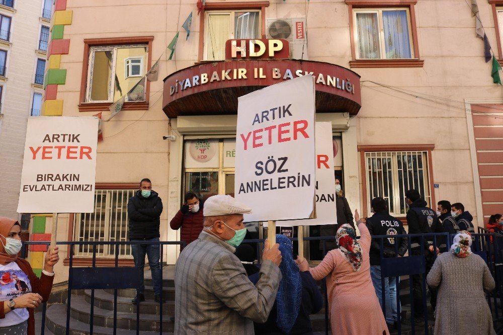 Hdp Önünde Evlat Nöbeti Tutan Babadan Aihm’e Tepki