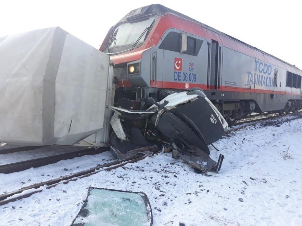 Erzurum’da Tren Kamyonete Çarptı: 1 Yaralı