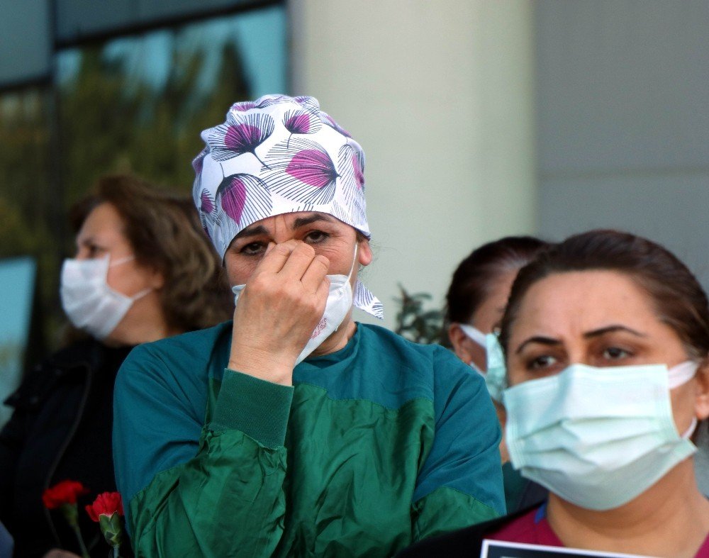 Sağlık Çalışanları, Arkadaşlarını Anarken Gözyaşlarını Tutamadı