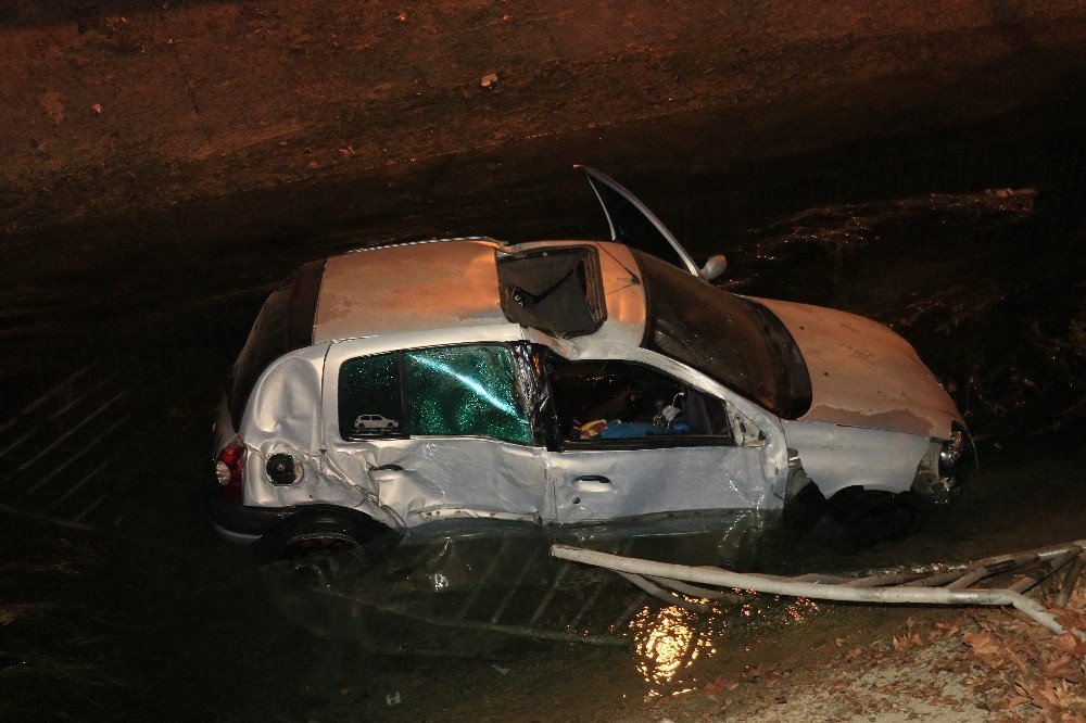 Adana’da Otomobil Sulama Kanalına Düştü: 2 Yaralı