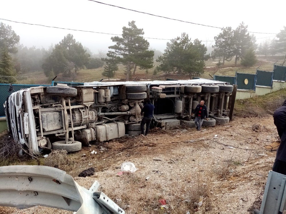 Yoğun Sis Nedeniyle Kontrolden Çıkan Tır Yan Yattı: 1 Yaralı