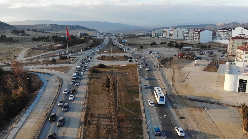 43 İlin Geçiş Noktasında Yıl Başı Öncesi Trafik Yoğunluğu: Binlerce Kişi Yollara Akın Etti