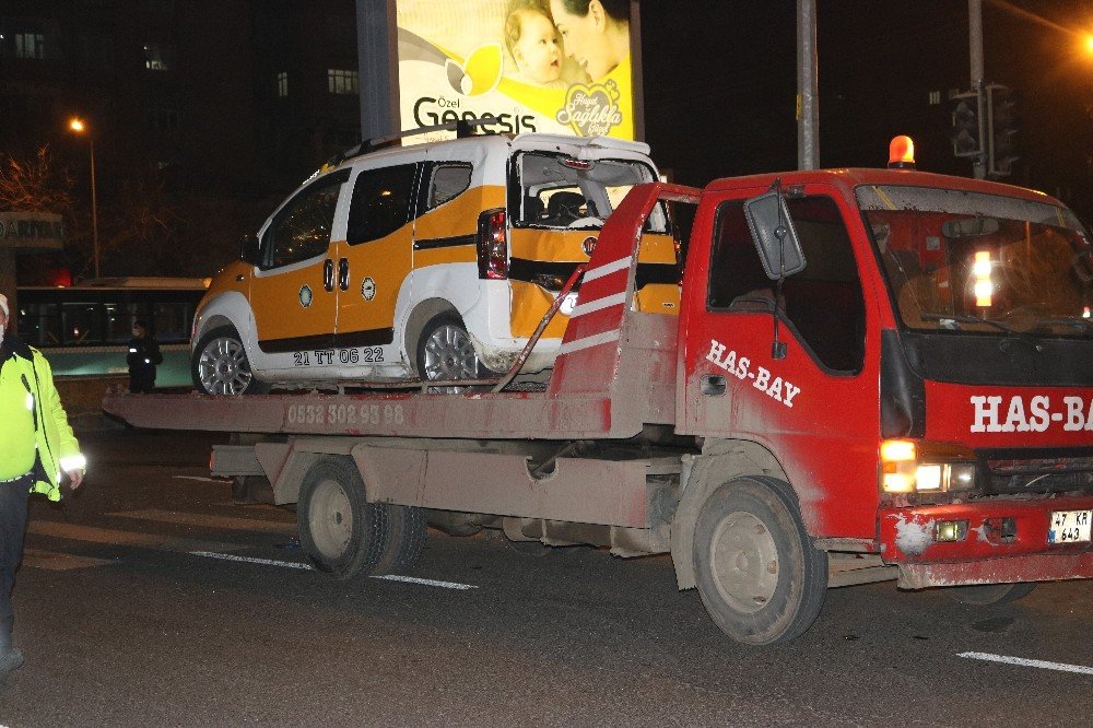 Kısıtlamada Taksiciler Boş Yolda Kafa Kafaya Çarpıştı: 2 Yaralı