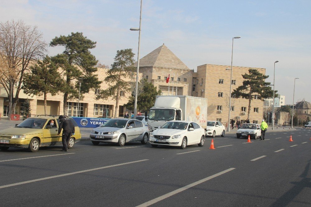 Kayseri’de Polis Ekiplerinin Denetimleri Sürüyor