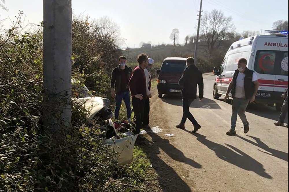 Kontrolden Çıkan Araç Elektrik Direğine Çarptı: 1 Yaralı