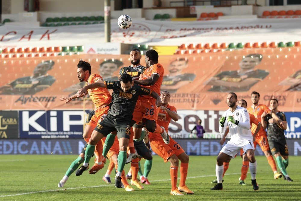 Süper Lig: Aytemiz Alanyaspor: 2 - Medipol Başakşehir: 0 (ilk Yarı)