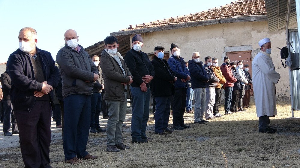 Garajda Cesedi Bulunan Genç Toprağa Verildi