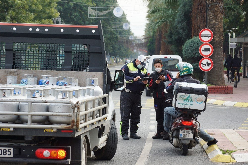 Efeler’de Polis Ekipleri Denetimlerine Devam Ediyor