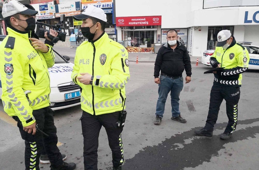 Trafikte Muayenesiz Araçla Yakalandı, Basın Mensuplarına Kızdı