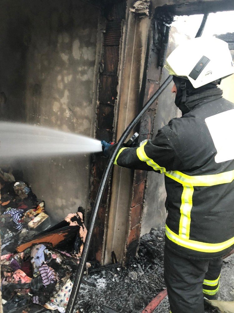 Çaycuma’da Bir Evde Tüp Bomba Gibi Patladı