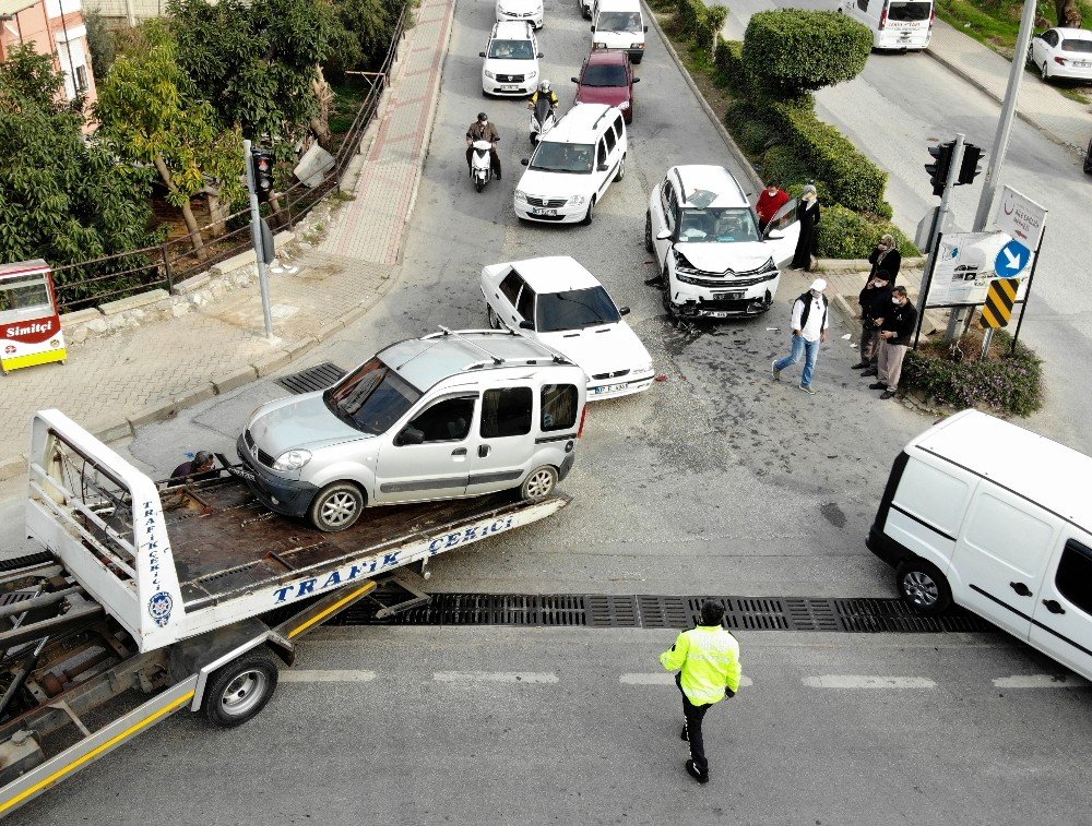 Kırmızı Işıkta 3 Araçlı Zincirleme Kaza: 4 Yaralı