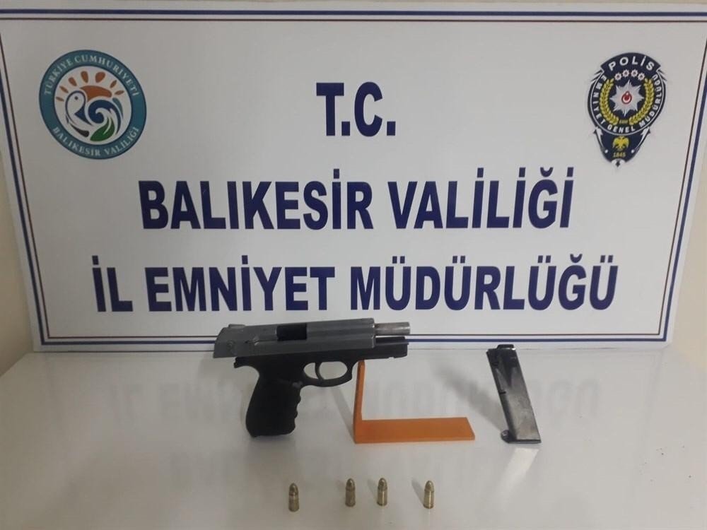 Balıkesir’de Polis 5 Aranan Şahsı Yakalarken 4 Silah Ele Geçirdi