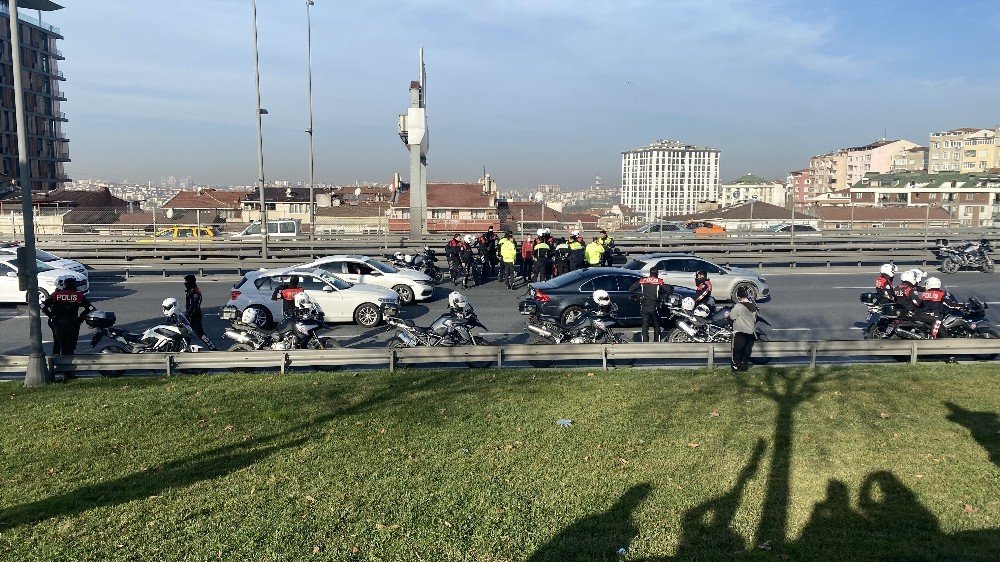 E-5 Karayolu’nda Kaza Geçiren Motosikletli Polisin Yardımına Meslektaşları Koştu