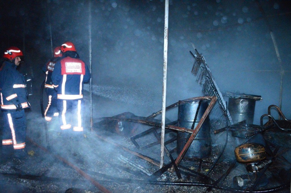 Sakarya’da Plaj Malzemelerinin Bulunduğu Depo Alev Alev Yandı