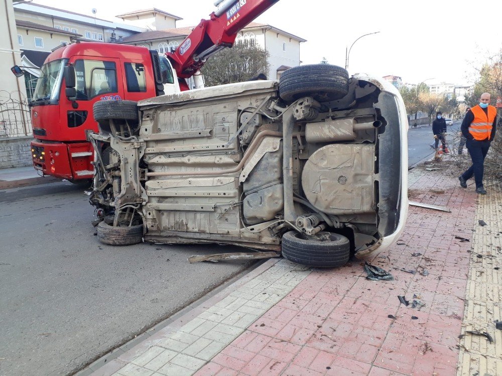 Siirt’te Kaldırıma Uçan Otomobil Ağaçları Yerinden Söktü: 2 Yaralı