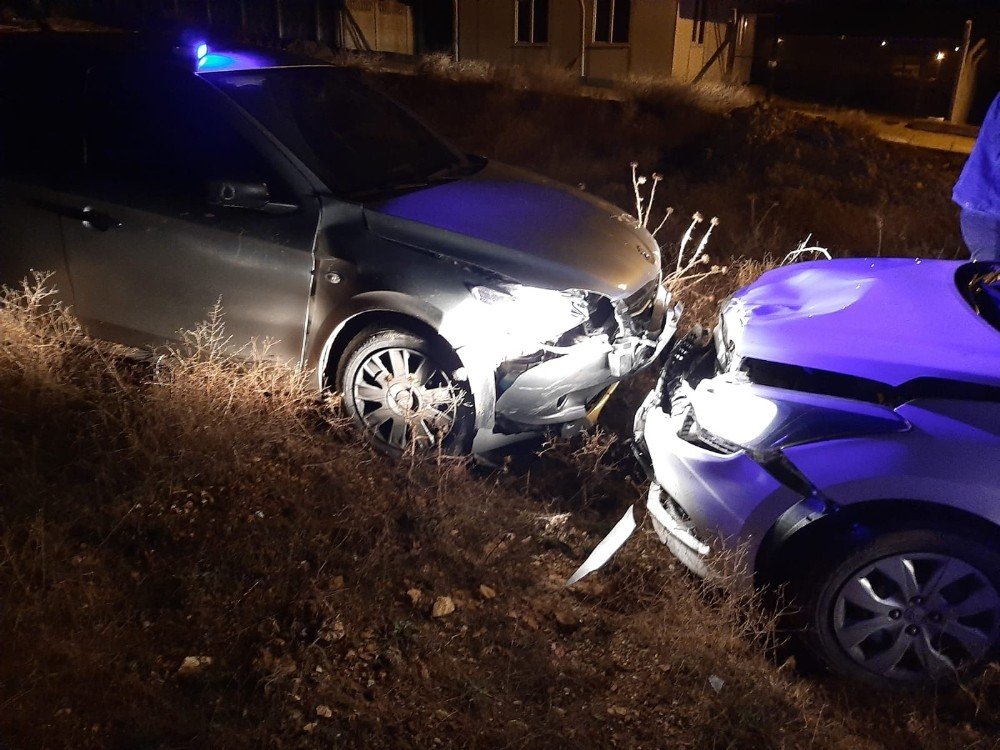 Uyuşturucu Maddeleri Yola Atıp Polis Aracına Çarparak Kaçmaya Çalıştılar