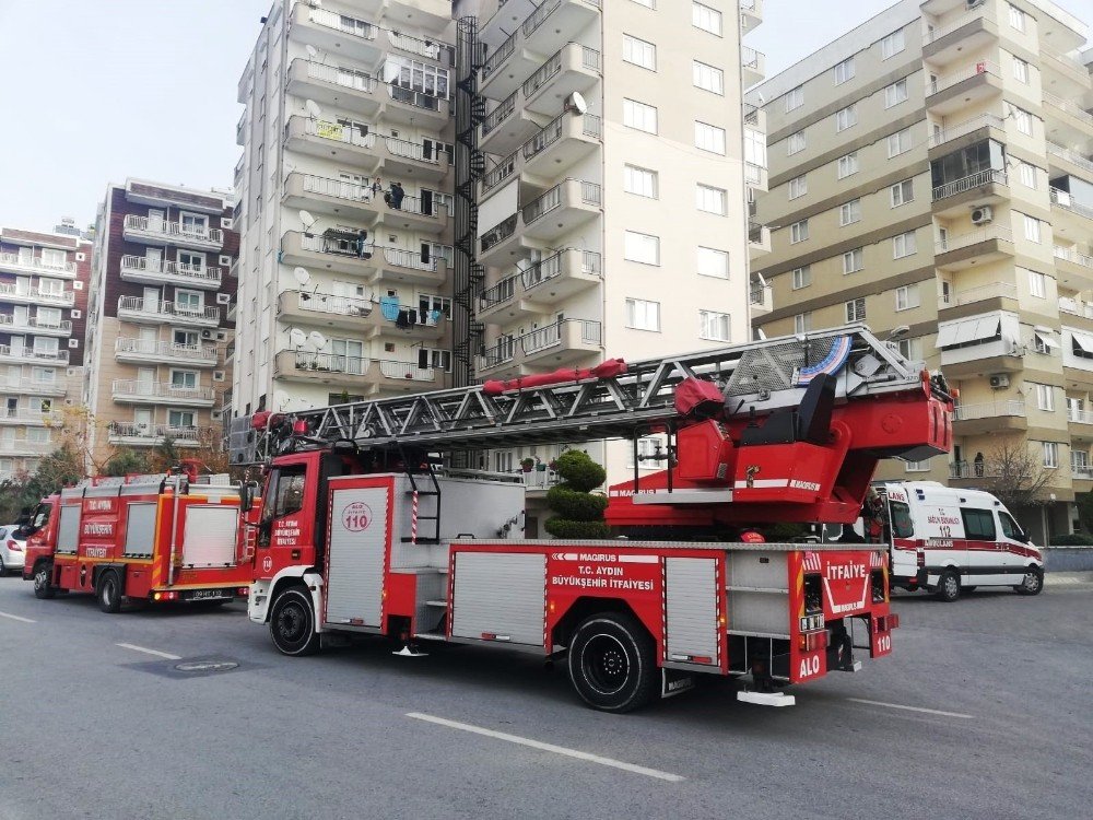 Balkondan Atlamak İsteyen Genç Kadın Hastaneye Kaldırıldı