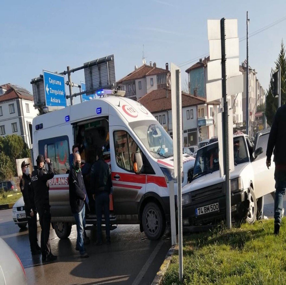 Ambulansla Otomobil Çarpıştı: 1 Yaralı