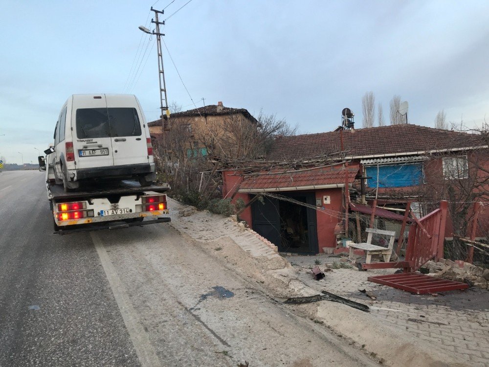 Bilecik’te Kontrolden Çıkan Araç Bir Evin Bahçesine Devrildi