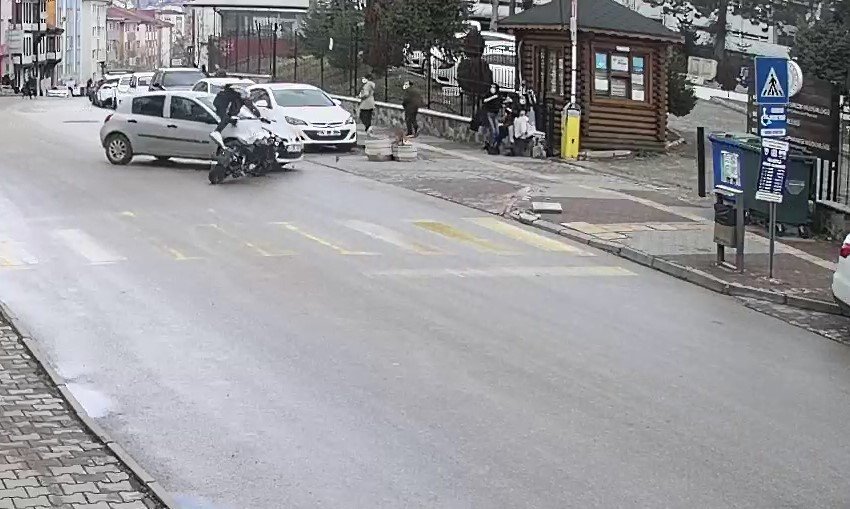 Bolu’da Motosikletin Otomobile Çarpma Anı Güvenlik Kamerasında