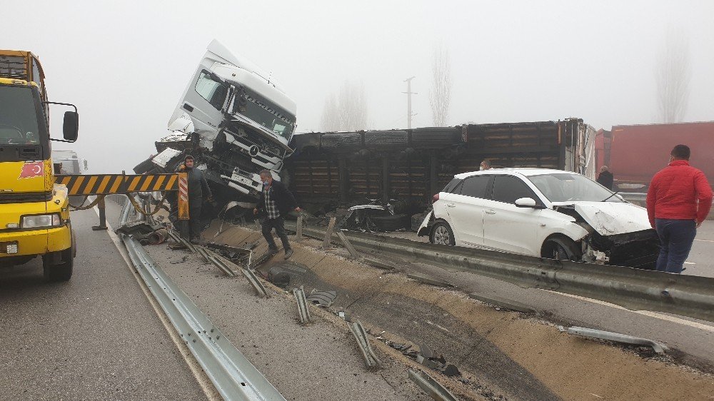 Kastamonu’da Yoğun Sis Zincirleme Trafik Kazasına Sebep Oldu: 3 Yaralı