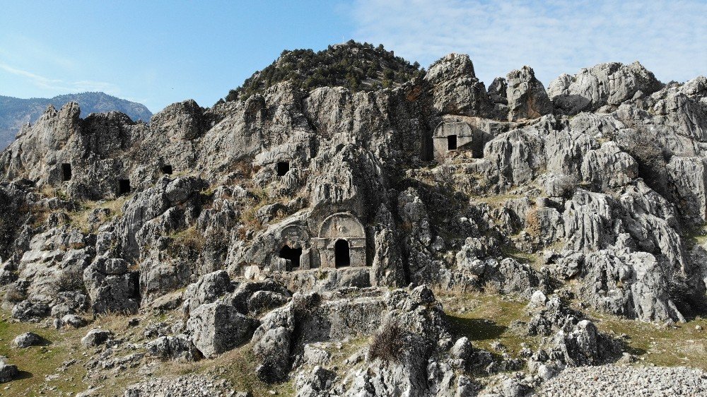 Kahramanmaraş’ta Kaya Mezarları İlgi Çekiyor