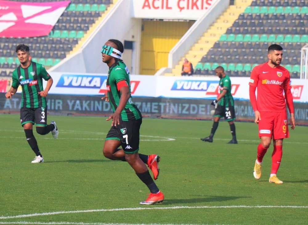 Rodallega Özel Maskeyle Sahaya Çıktı