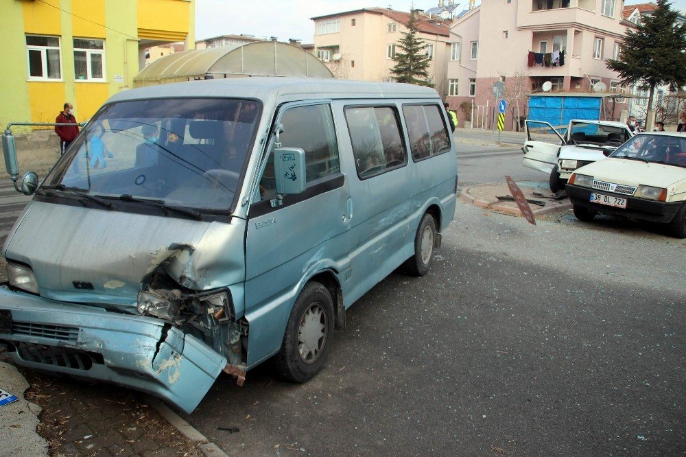 Hafif Ticari Araç Otomobile Çarptı: 2 Yaralı