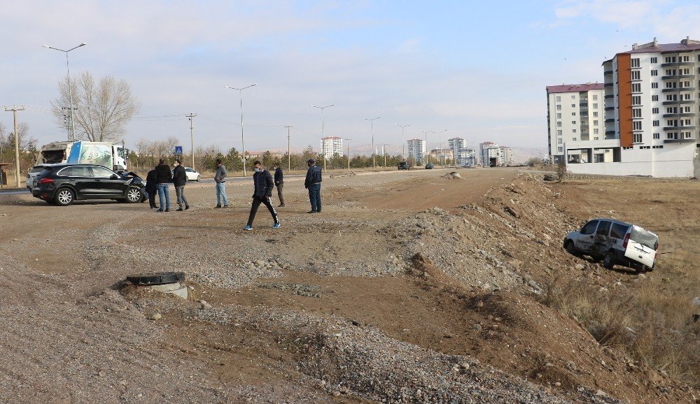 Sivas’ta Lüks Otomobilin Çarptığı Hafif Ticari Araç Tarlaya Uçtu: 2 Yaralı