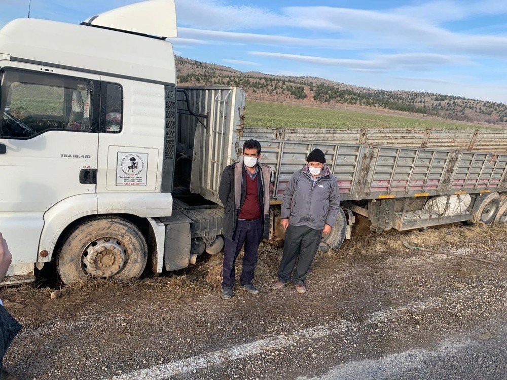 Kontrolden Çıkan Tır Tarım Arazisine Girerek Durabildi