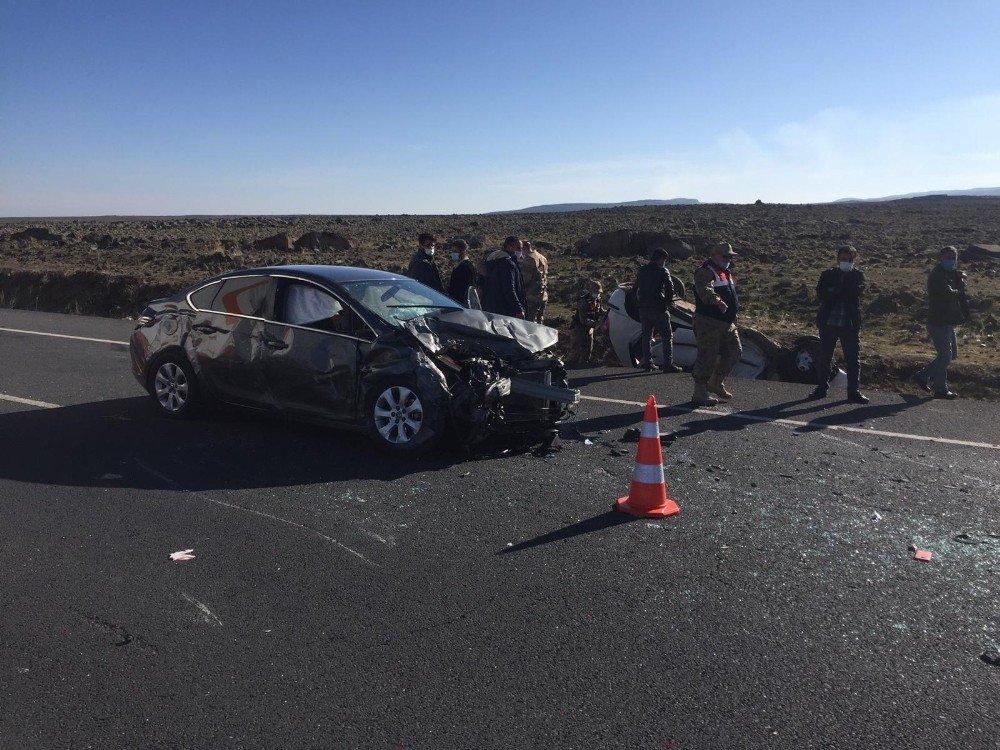 Diyarbakır’da İki Otomobil Kafa Kafaya Çarpıştı: 1’i Ağır 5 Yaralı