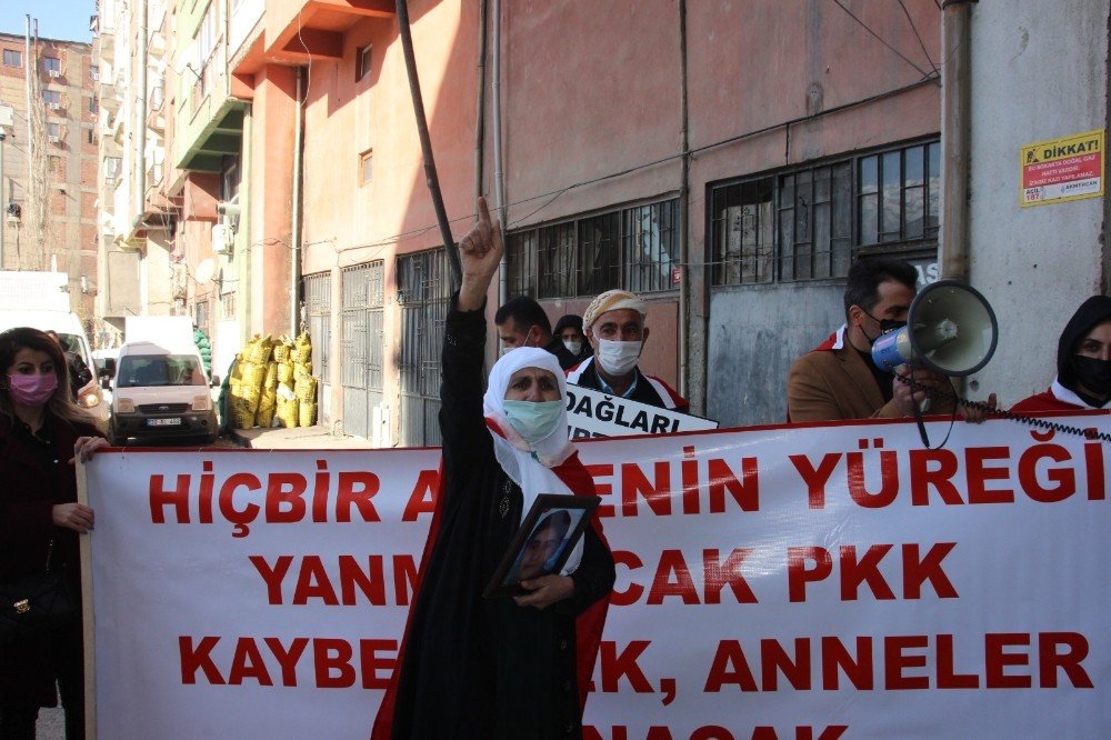 Hdp Hakkari İl Binasında Oturma Eyleminde Kısa Süreli Gerginlik Çıktı