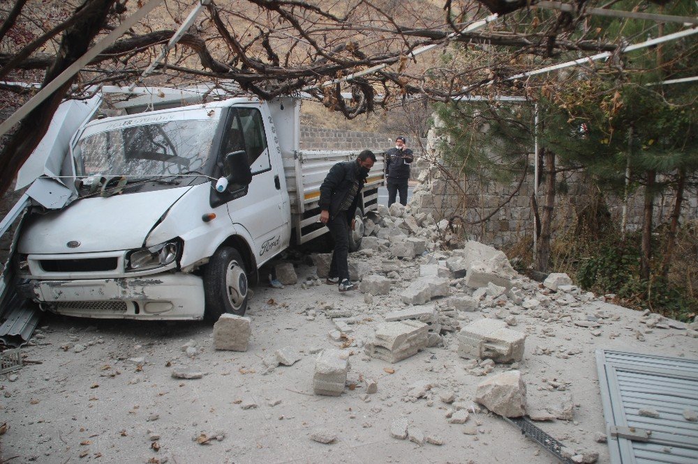 Kafa Kafaya Çarpışan Kamyonet Ve Otomobil Garaj Kapısını Ve Duvarlarını Yıkıp Eve Girdi