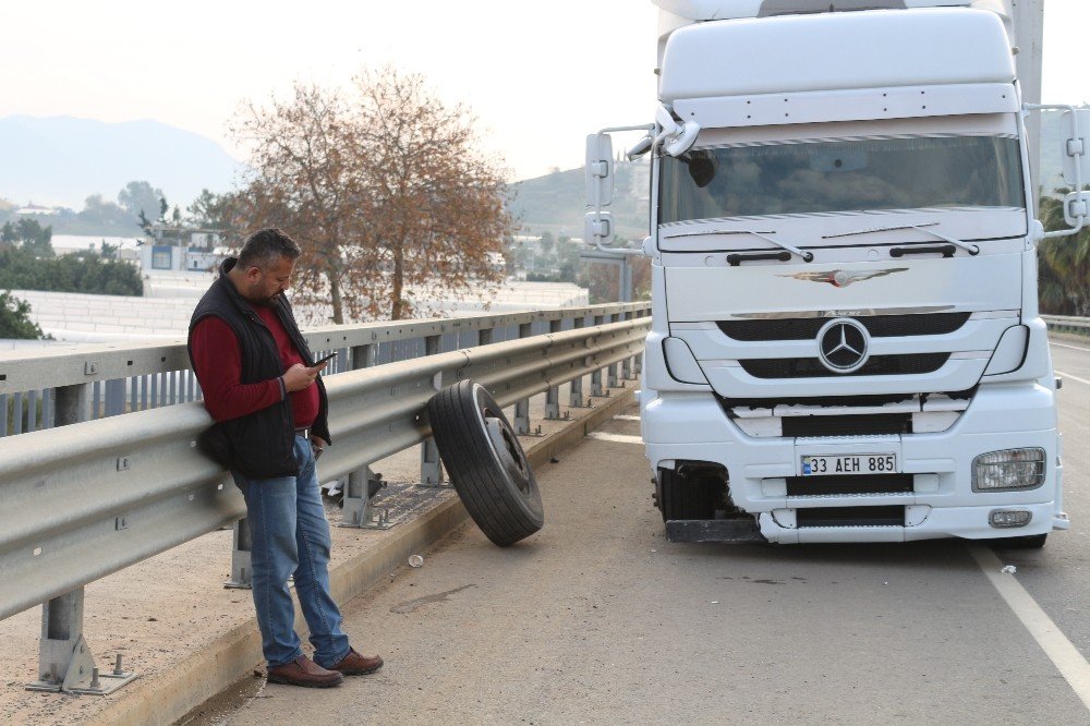 Kesintisiz 8 Saat Yol Yapan Tır Şoförü Uçuruma Yuvarlanmaktan Bariyerler Sayesinde Kurtuldu