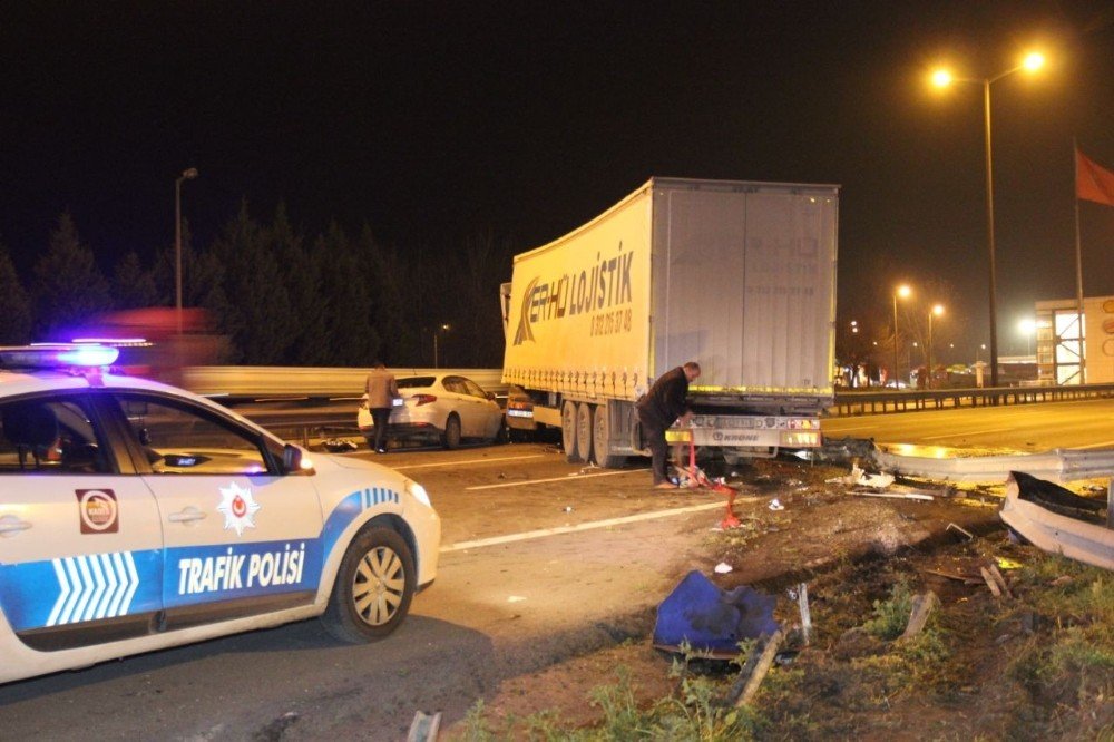 Otomobil İle Çarpışan Tır Bariyerleri Parçaladı, Tem Trafiğe Kapandı