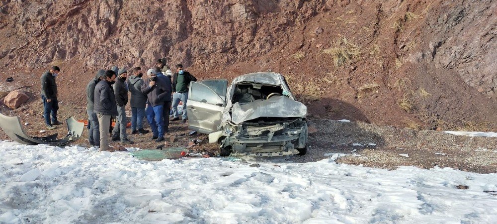 Van-özalp Karayolunda Trafik Kazası; 2 Yaralı