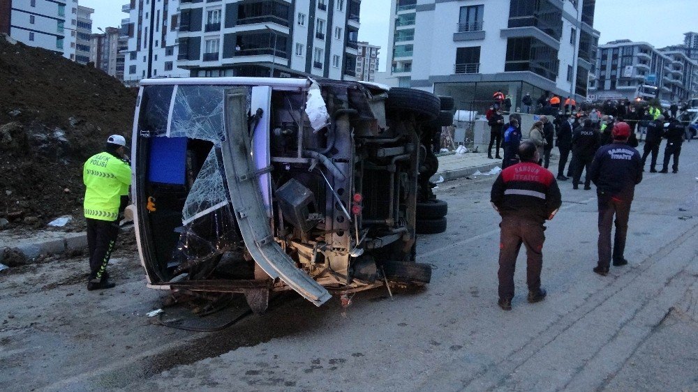 Belediyenin İşçi Servisi Aracı Devrildi: 2 Ölü, 20 Yaralı