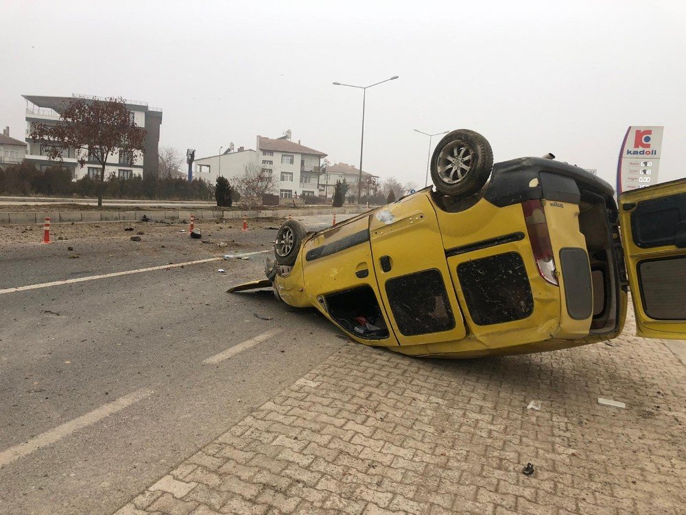 Hafif Ticari Araç, Refüje Çarparak Takla Attı,o Anlar Kamerada