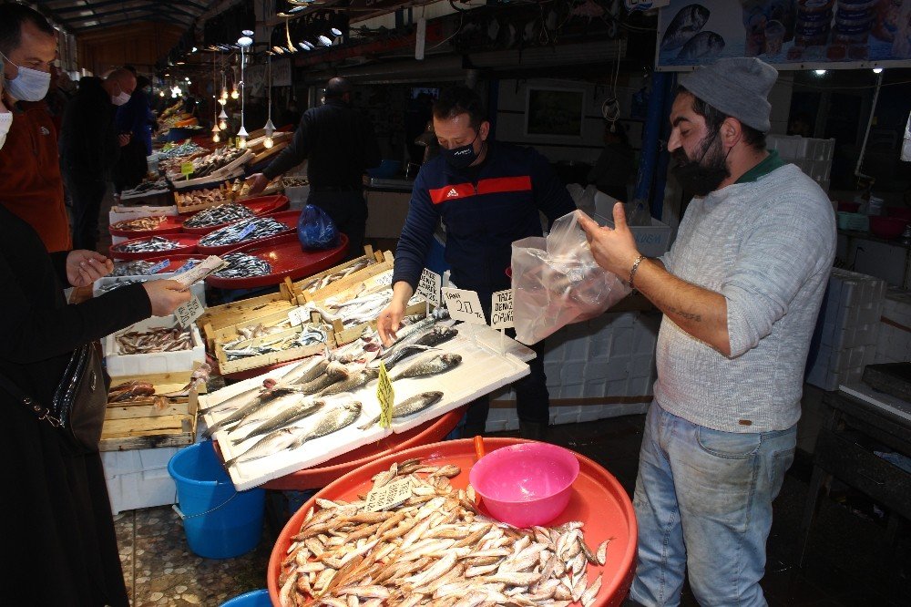 Hamsi Yasağı Gelince Vatandaşlar Balık Haline Akın Etti