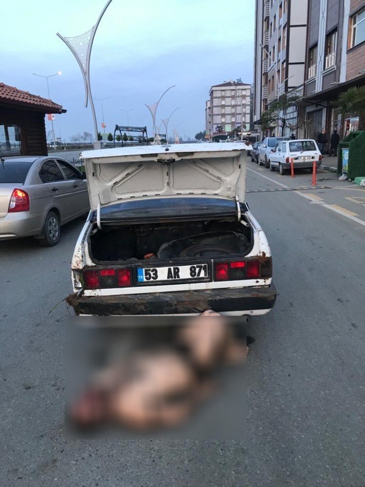 Darp Ettikleri Şahsı Otomobilin Bagajından Çıkartıp Sokak Ortasına Atarken Polise Yakalandılar