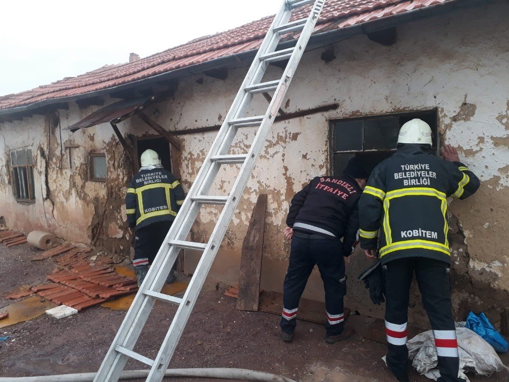 İki Katlı Ev Yangında Kullanılamaz Hale Geldi