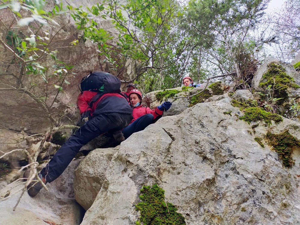 Dağlık Alanda Mahsur Kalan Rus Turistler Jandarma Tarafından Kurtarıldı