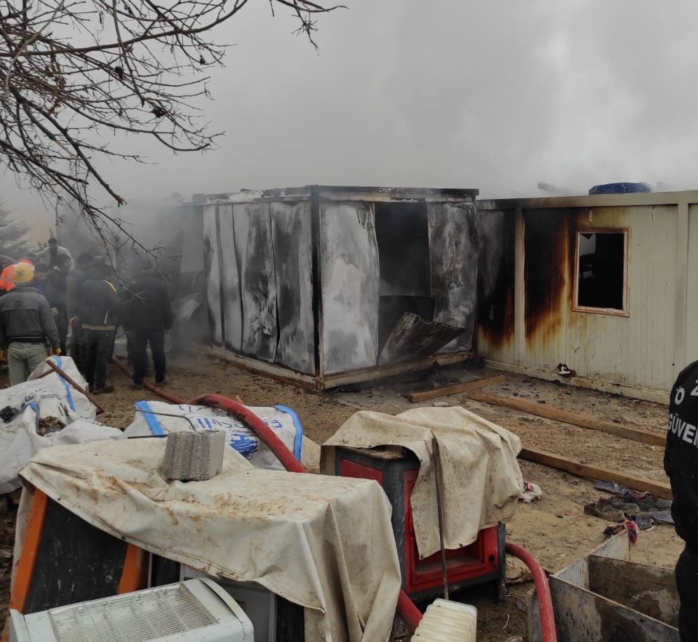 Elazığ’da İşçilerin Kaldığı 8 Konteyner Yanarak Küle Döndü