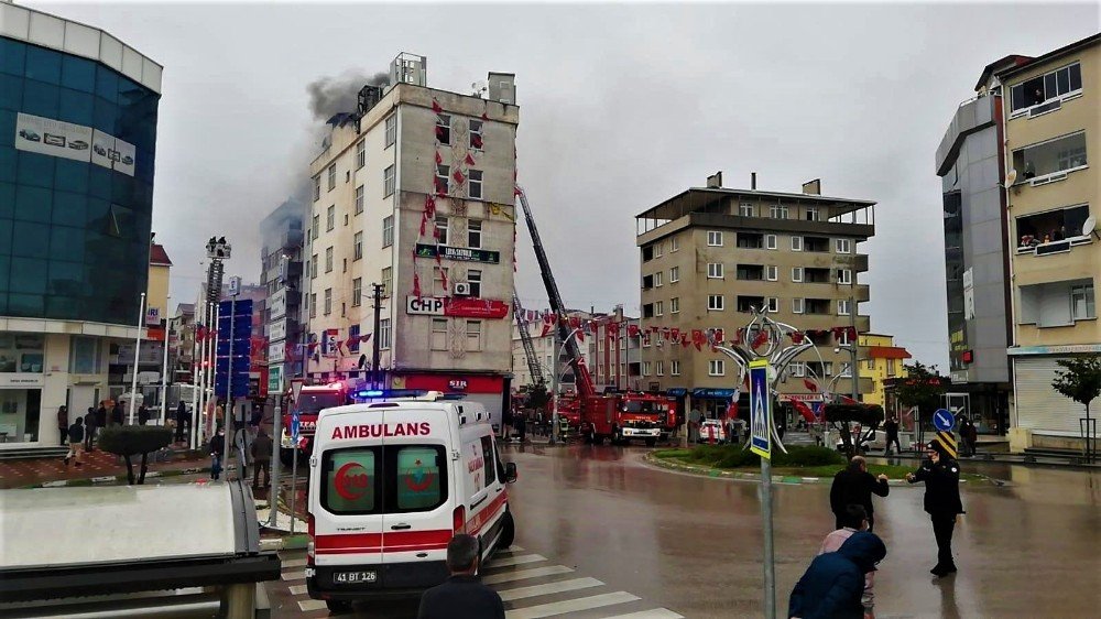 Chp Teşkilatının Bulunduğu Binanın Çatısı Alev Alev Yandı