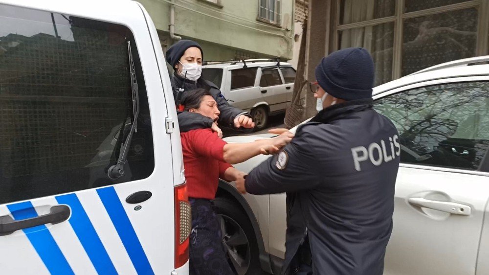 Kısıtlamada Mahalleyi Birbirine Kattı, Polislere Çaydanlıkla Direndi