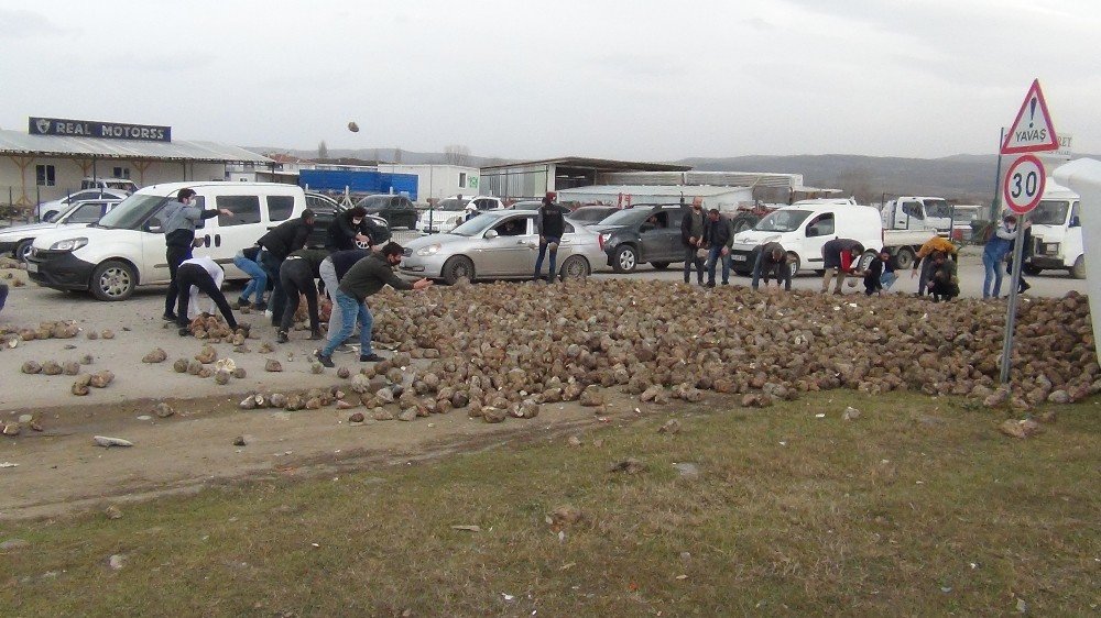 Otomobil İle Çarpışan Pancar Yüklü Tır Metrelerce Sürüklenerek Yan Yattı