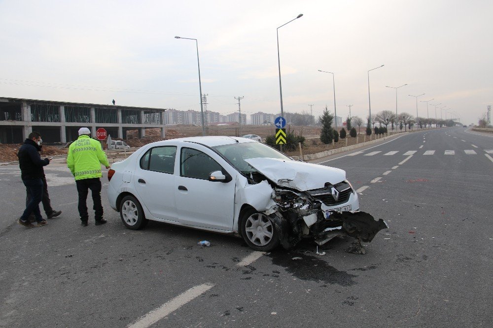 Elazığ Otomobil İle Transit Çarpıştı: 3 Yaralı